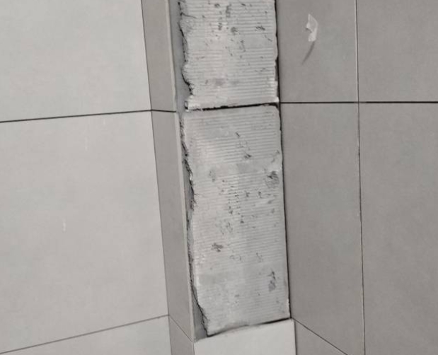 湖州市瓷砖空鼓维修公司分享下瓷砖施工前基层浇水润湿程度不足，可能导致以下问题