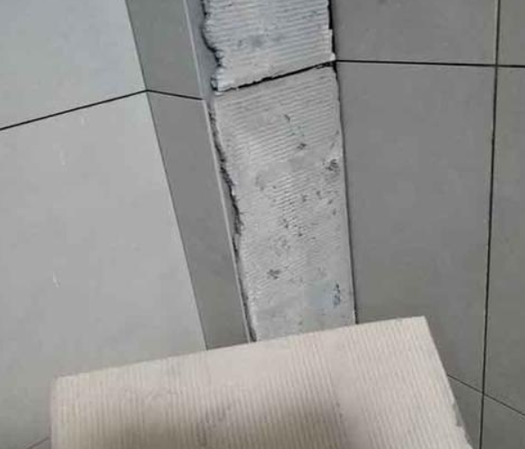 湖州市瓷砖空鼓维修公司分享下厨房瓷砖脱落的补救措施。